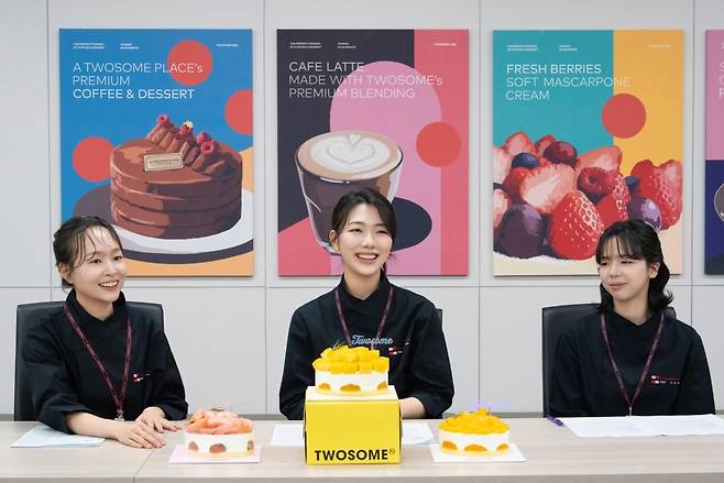 14일 투썸플레이스 R&D(연구개발) 센터의 김유리(왼쪽부터) 과장, 이유림 대리, 김상형 대리가 헤럴드경제와 인터뷰를 하고 있다. [투썸플레이스 제공]