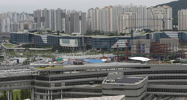 세종시 어진동 정부세종청사를 둘러싸고 지어진 아파트들의 모습.  [뉴시스]