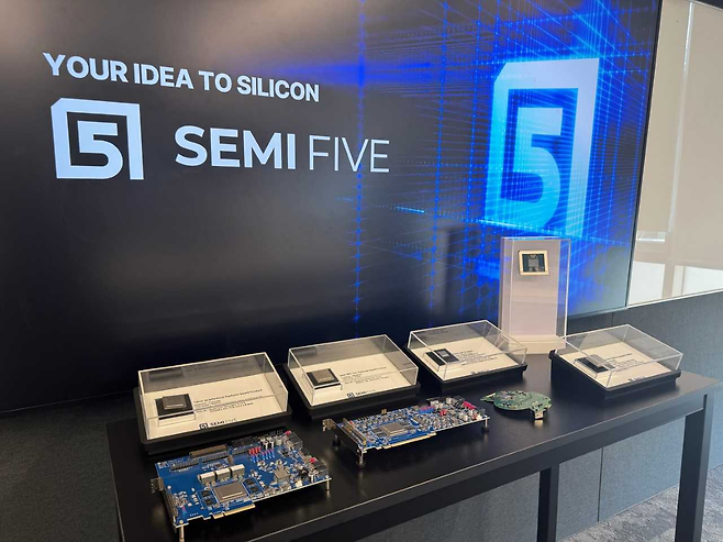 세미파이브 본사 한켠에 수주한 제품의 시제품이 전시돼 있는 모습.  [세미파이브 제공]