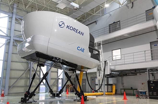 인천 운북동 운항훈련센터에 있는 조종사 모의비행장치(FFS). 실제 항공기와 동일한 환경에서 비정상 상황 대응 등 고난도 훈련이 이뤄지는 핵심 장비. [대한항공]