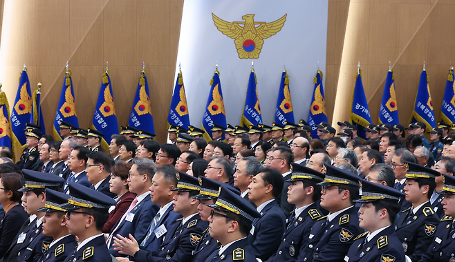 지난해 10월 21일 서울 서대문구 경찰청에서 열린 80주년 경찰의 날 기념식에 참석한 경찰관들  [연합]