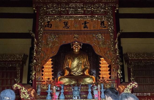 사조전 도신스님의 존상 상단에 자운혜우(慈雲惠雨) 글귀가 새겨져 있다.