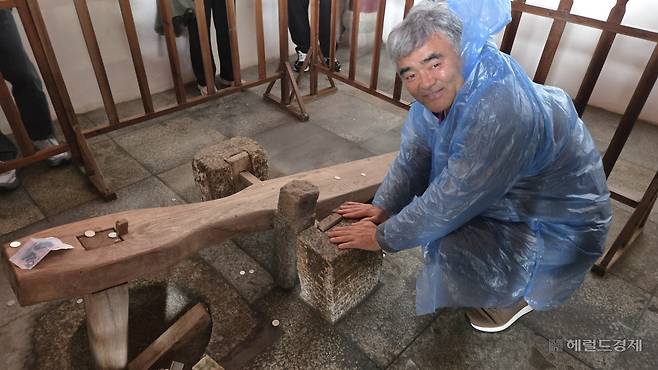 조계종 중앙신도회(회장 정원주)가 지난달 21~27일 ‘2026 중앙신도회 임원 중국 성지순례’를 진행했다. 사진은 중국 오조사 육조전 내 혜능대사의 방앗간을 방문한 정원주 조계종 중앙신도회 회장(헤럴드·대우건설 회장) 모습.