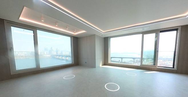 호가가 130억원에 달하는 청담르엘 101동의 한 매물 내부 사진. [네이버 부동산 캡처]