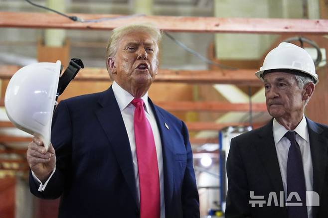 [워싱턴=AP/뉴시스]도널드 트럼프 미국 대통령이 지난해 7월 24일(현지 시간) 미국 워싱턴DC 연방준비제도(Fed·연준)를 찾아 제롬 파월 의장과 건물 개보수 현장을 둘러본 뒤 발언하고 있다. 2025.07.25.
