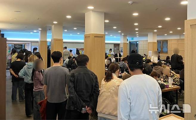 [서울=뉴시스] 백유정 인턴기자= 지난 14일 연화사 공양간에서 학생들이 배식을 위해 줄을 선 모습.2026.04.15.