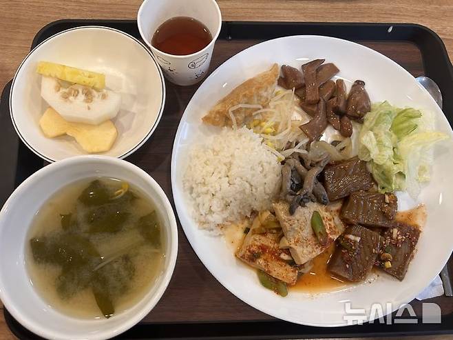 [서울=뉴시스] 이지은 인턴기자= 지난 14일 연화사 '청년밥心' 프로그램으로 제공된 점심 식사. 2026.04.15.