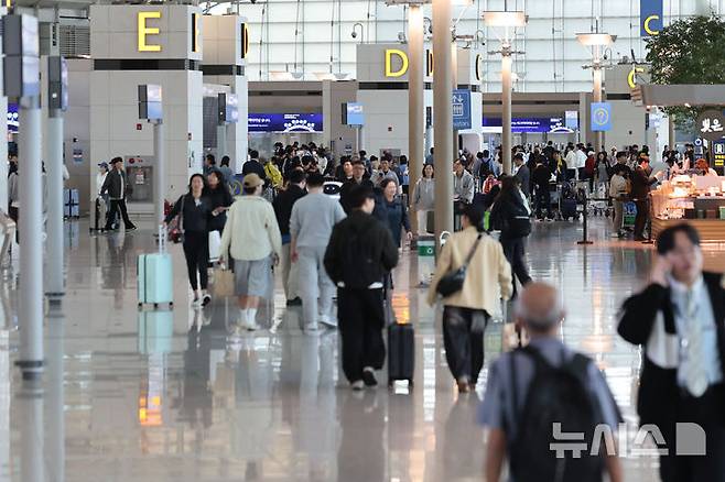 [인천공항=뉴시스] 권창회 기자 = 1일 인천국제공항 제1여객터미널 출국장이 비교적 한적한 모습을 보이고 있다. 중동 전쟁으로 국제유가가 치솟으면서 이번 달 발권하는 항공권에 부과되는 유류할증료가 지난 달과 비교해 일제히 최대 3배 이상 뛰어올랐다. 전쟁이 장기화하면서 유가가 고공행진하고 있어 유류할증료는 다음 달 이후 더욱 높아질 것으로 전망된다. 2026.04.01. kch0523@newsis.com