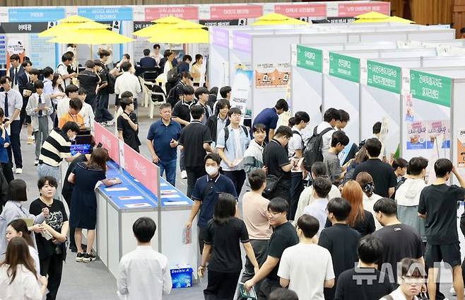 [완주=뉴시스]윤난슬 기자 = 사진은 전북특별자치도교육청과 전북지방중소벤처기업청이 지난해 9월9일 우석대학교 체육관에서 '2025 전북 직업계고 취업박람회'를 공동으로 진행하고 있는모습. (사진=전북교육청 제공) 2025.09.09. photo@newsis.com