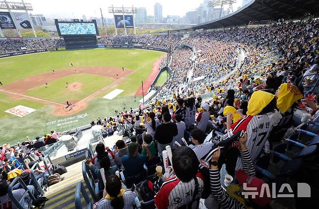 [서울=뉴시스] 홍효식 기자 = 12일 서울 송파구 잠실야구장에서 열린 2026 KBO리그 SSG 랜더스와 LG 트윈스의 경기를 찾은 관중들이 응원하고 있다.KBO에 따르면 지난 10일까지 누적 관중은 101만 1465명이다. 이는 역대 최소 경기인 55경기, 개막 후 최단 기간인 14일 만에 100만 관중을 넘어선 기록이다. 2026.04.12. yesphoto@newsis.com