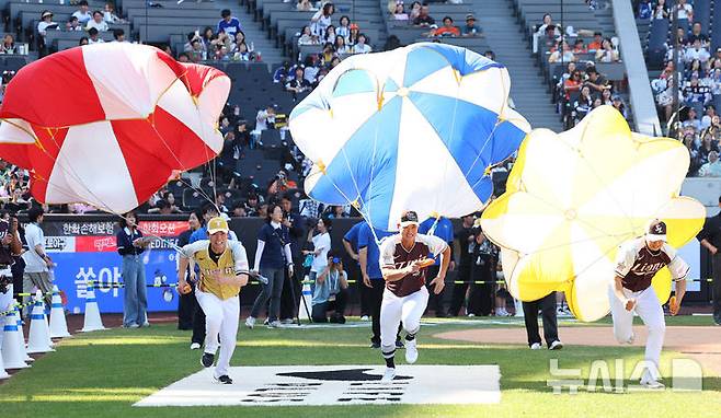 [대전=뉴시스] 최진석 기자 = 12일 대전 중구 대전한화생명볼파크에서 열린 2025 KBO리그 올스타전 서머레이스에서 KIA 성영탁, kt 배정대, 삼성 배찬승이 역주하고 있다. 2025.07.12. myjs@newsis.com
