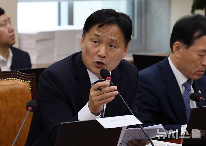 [서울=뉴시스] 배훈식 기자 = 김영진 더불어민주당 의원이 14일 오전 서울 여의도 국회에서 열린 기획재정부 국정감사에서 질의하고 있다. 2025.10.14. dahora83@newsis.com