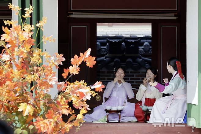[서울=뉴시스] 최동준 기자 = 3일 서울 종로구 경복궁 생과방에서 시민들이 궁중다과와 약차 체험을 하고 있다.생과방은 조선시대 왕실의 별식을 만들던 곳으로 국가유산청은 오는 4일부터 10월 31일까지 시민들을 대상으로 하반기 체험 프로그램을 진행한다. 2024.09.03. photocdj@newsis.com