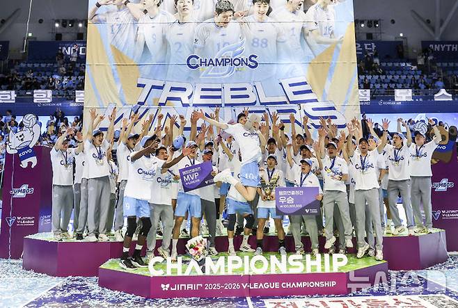 [인천=뉴시스] 정병혁 기자 = 10일 인천 계양구 인천계양체육관에서 열린 2025-2026 V리그 챔피언결정전 5차전 대한항공과 현대캐피탈의 경기에서 승리해 우승을 차지한 대한항공 선수들이 시상식에서 기념촬영을 하고 있다. 2026.04.10. jhope@newsis.com