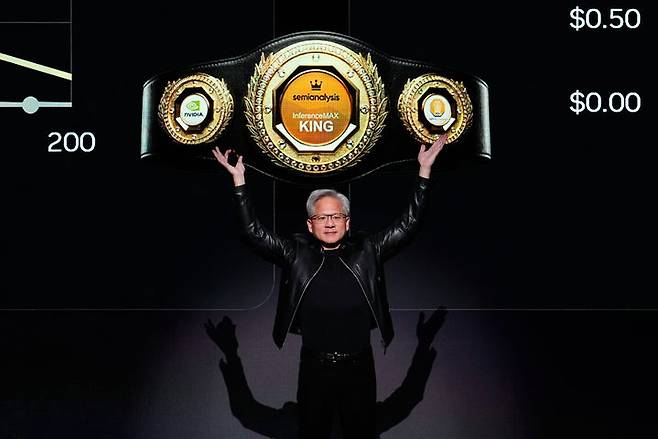 [새너제이=AP/뉴시스] 젠슨 황 엔비디아 최고경영자(CEO)가 16일(현지 시간) 미 캘리포니아주 새너제이 SAP 센터에서 열린 엔비디아의 인공지능(AI) 콘퍼런스 'GTC 2026'에서 기조연설하고 있다. 2026.03.17.