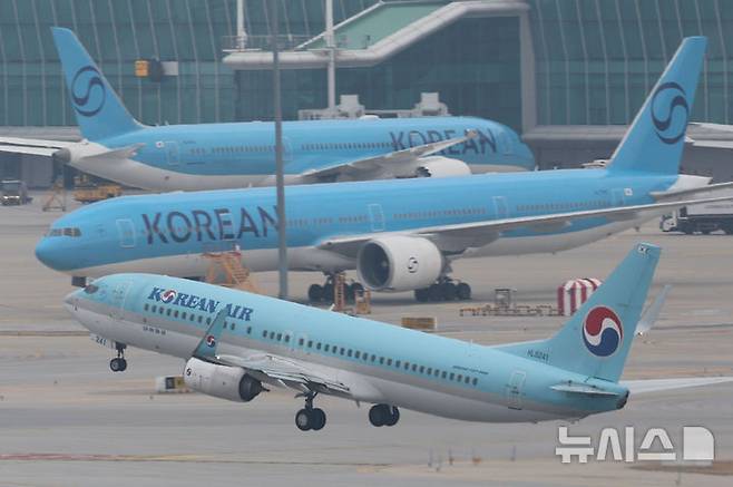 [인천공항=뉴시스] 권창회 기자 = 지난 1일 인천국제공항에서 항공기가 이륙하고 있다. 2026.04.01. kch0523@newsis.com