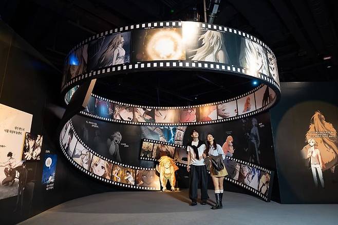 [서울=뉴시스] 롯데월드는 오는 11월 23일까지 서울 송파구 롯데월드 몰입형 공간 이머시브 플랫폼 딥(IMMERSIVE PLATFORM DEEP)에서 첫 번째 전시 '전지적 독자 시점 : 구원의 마왕 展'을 진행한다고 14일 밝혔다. (사진=롯데월드 제공) 2025.10.14. photo@newsis.com *재판매 및 DB 금지