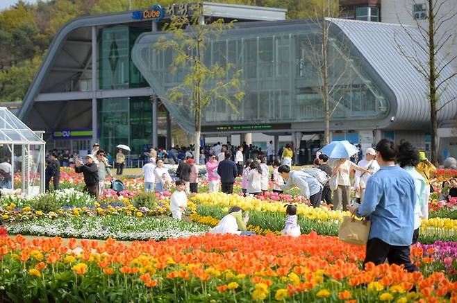 [순천=뉴시스] 순천만국가정원 내 스페이스 허브에서 아이들과 함께 온 관람객들이 사진을 찍고 있다. (사진=순천시 제공)  2026.04.14. photo@newsis.com *재판매 및 DB 금지