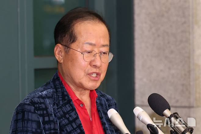 [인천공항=뉴시스] 권창회 기자 = 국민의힘 대선 후보 경선에서 탈락한 뒤 정계 은퇴를 선언하고 하와이에 체류했던 홍준표 전 대구시장이 지난해 6월17일 인천 중구 인천국제공항 제1터미널을 통해 귀국해 발언하고 있다. 2025.06.17. kch0523@newsis.com