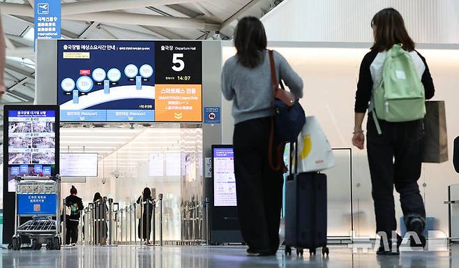 [인천공항=뉴시스] 황준선 기자 = 중동 전쟁으로 인한 유류할증료 폭등과 고환율 여파로 여행심리 위축이 우려되고 있는 16일 인천국제공항 1터미털 출발층이 한산한 모습을 보이고 있다. 2026.04.16. hwang@newsis.com