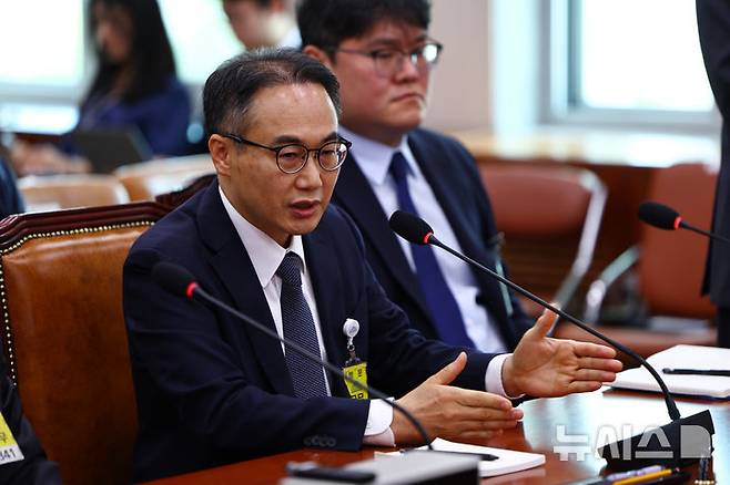 [서울=뉴시스] 김명년 기자 = 이원석 전 검찰총장이 16일 오전 서울 여의도 국회 윤석열 정권 정치검찰 조작기소 의혹 사건 진상규명 국정조사특별위원회에서 열린 '대장동·김용 전 민주연구원 부원장·위례신도시 조작기소 의혹 사건' 청문회에 출석해 의원 질의에 답변하고 있다. 2025.04.16. kmn@newsis.com