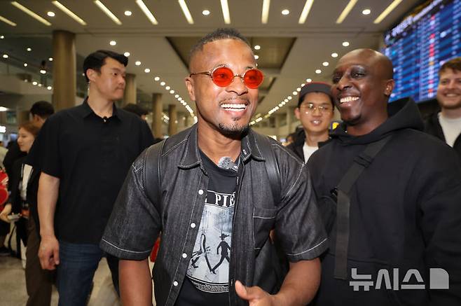 [인천공항=뉴시스] 황준선 기자 = 전 프랑스 축구 선수 파트리스 에브라가 16일 오후 인천국제공항 1터미널을 통해 방한하고 있다.에브라는 축구 콘텐츠·이벤트 제작사 '슛포러브'가 기획한 OGFC(더 오리지널 FC)에 합류해 오는 19일 프로축구 K리그2 수원삼성 레전드 팀과 경기를 치른다. 2026.04.16. hwang@newsis.com