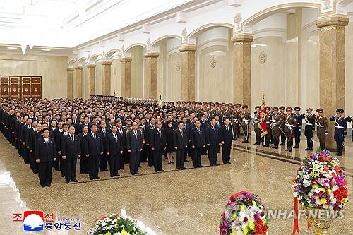 북한 당·정 간부들 금수산태양궁전 참배 모습