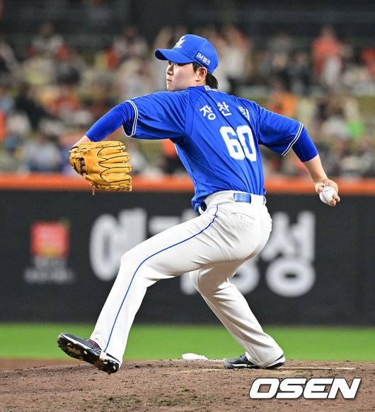 [OSEN=대전, 지형준 기자] 15일 대전 한화생명 볼파크에서 2026 신한 SOL KBO리그 한화 이글스와 삼성 라이온즈의 경기가 열렸다.4연패 중인 한화는 윌켈 에르난데스, 5연승을 노리는 삼성은 양창섭이 선발로 나섰다.&nbsp;5회말 삼성 장찬희가 역투하고 있다. 2026.04.15&nbsp;/ jpnews@osen.co.kr