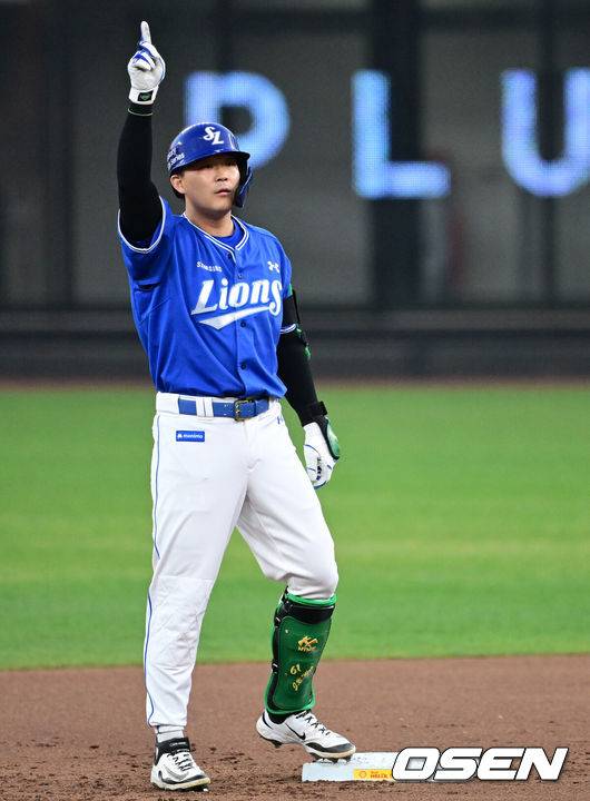 [OSEN=대전, 지형준 기자] 15일 대전 한화생명 볼파크에서 2026 신한 SOL KBO리그 한화 이글스와 삼성 라이온즈의 경기가 열렸다.4연패 중인 한화는 윌켈 에르난데스, 5연승을 노리는 삼성은 양창섭이 선발로 나섰다.&nbsp;1회초 1사 만루에서 삼성 전병우가 2타점 적시 2루타를 날리며 기뻐하고 있다. 2026.04.15&nbsp;/ jpnews@osen.co.kr