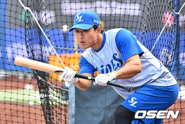 [OSEN=대구, 이석우 기자] 10일 대구삼성라이온즈파크에서 2026 신한 SOL KBO 리그 삼성 라이온즈와 NC 다이노스의 경기가 열린다. 홈팀 삼성은 후라도가, 방문팀 NC는 구창모가 선발 출전한다. 삼성 라이온즈 이성규가 번트 훈련을 하고 있다. 2026.04.10 / foto0307@osen.co.kr