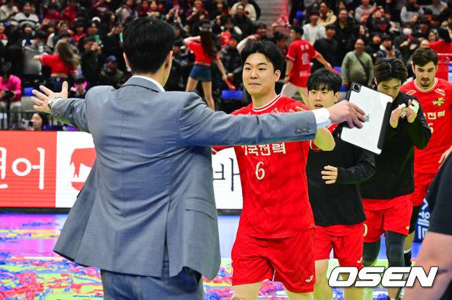 [OSEN=수원, 박준형 기자]  한국전력이 1위 대한항공을 상대로 세트 스코어 3-0(25-20 25-21 25-18) 완승을 거두며 리그 3위로 올라섰다.반면 1위 대한항공은 승점을 추가하지 못해 승점 45에 머물렀고, 2위 현대캐피탈과의 격차를 벌리지 못하며 선두 자리가 더욱 위태해졌다.경기종료 후 한국전력 하승우가 권영민 감독과 포옹을 하고 있다.    2026.01.20 / soul1014@osen.co.kr