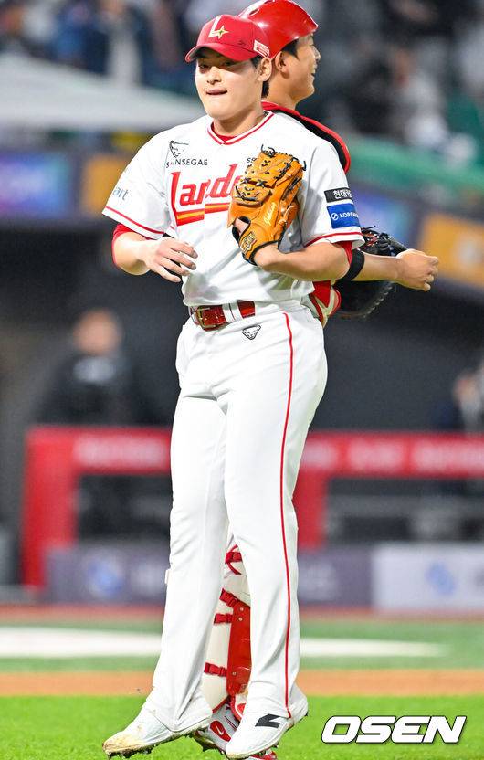 [OSEN=인천, 민경훈 기자] 16일 오후 인천 SSG랜더스필드에서 ‘2026 신한 SOL Bank KBO리그' SSG 랜더스와 두산 베어스의 경기가 진행됐다.이 경기에서 SSG은 두산에 2-1 역전승을 거뒀다.&nbsp;SSG는 6연패 뒤 2연승을 달리며 주중 3연전을 위닝시리즈로 장식했다.경기를 마치고 SSG 조병현이 조형우와 바디첵 하이파이브를 하고 있다. 2026.04.16 / rumi@osen.co.kr