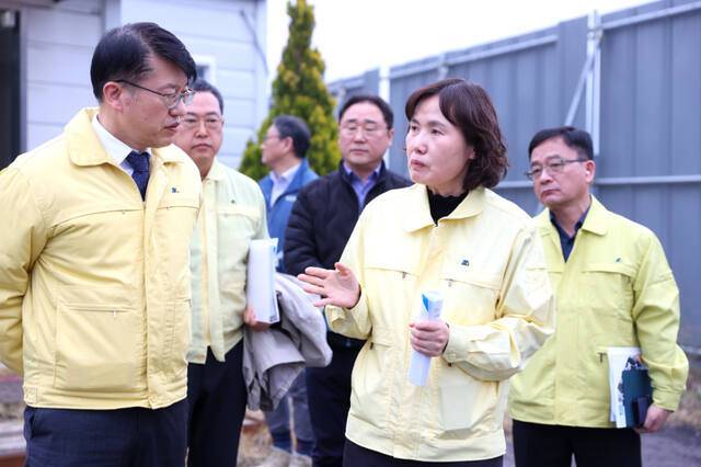 최혜민 광명시장 권한대행(오른쪽)이 지난 10일 오후 지난해 붕괴 사고가 발생한 신안산선 5·2공구 공사 현장을 방문해 김대순 경기도 행정2부지사(왼쪽)에게 사고 조치 현황 및 향후 복구 계획을 설명하고 있다. 광명시 제공