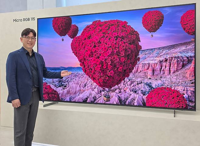 용석우 삼성전자 영상디스플레이사업부 사장이 ‘더 퍼스트룩 서울 2026’ 행사에서 115형 ‘마이크로 RGB’ TV를 소개하고 있다. 삼성전자 제공