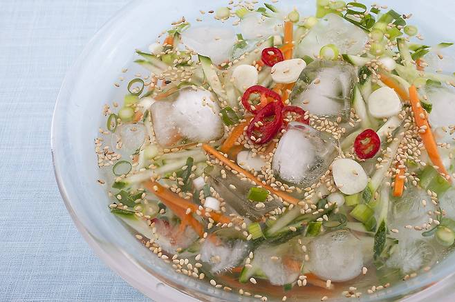 오이냉국은 새콤하고 시원한 국물에 아삭한 오이가 어우러져 더위로 입맛이 없을 때 가볍게 즐기기에 제격이다. 클립아트코리아 제공