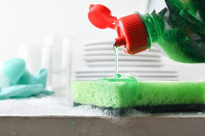 거품은 청결의 증거가 아니라 과잉의 증거다. 원액을 펌핑하는 수세미에서 우리 몸을 손상시키는 화학적 누적이 시작된다. iStock