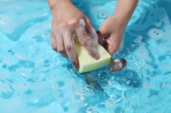 당신의 그릇은 정말 안녕한가. 세제 원액 사용을 멈추고 희석하는 생활 양식이 내장 기관의 손상을 막는 최전선이다. iStock