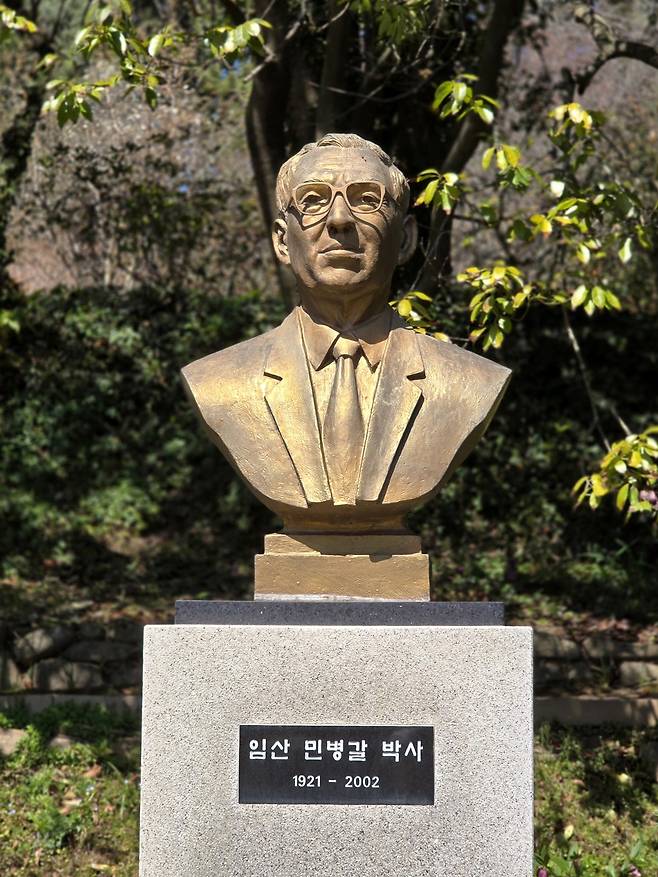 천리포수목원 밀러가든 추모정원 민병갈 설립자 흉상.