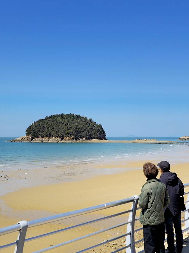 천리포 해변과 낭새섬.