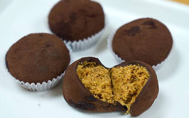 최근 SNS와 중고거래 플랫폼을 중심으로 인기를 끌고 있는 ‘두바이 쫀득 쿠키(두쫀쿠)’. 금융감독원은 이 같은 원데이 클래스를 미끼로 종신보험을 저축처럼 판매하는 불완전판매가 기승을 부리고 있다며 주의보를 발령했다. 뉴시스