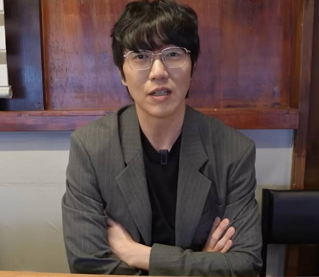 단기간 고강도 식단과 운동으로 약 10kg 감량에 성공한 가수 성시경. 유튜브 채널 ‘성시경’ 캡처