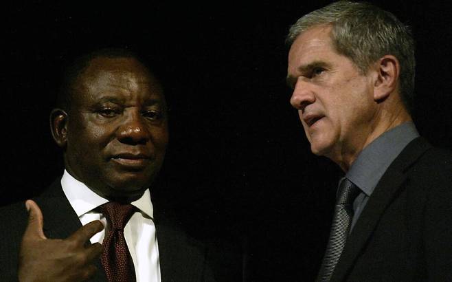 젊은 시절의 시릴 라마포사 남아공 대통령(왼쪽)과&nbsp;로엘프 메이어 주미 남아공 대사. 인종을 뛰어넘어 절친한 사이인 두 사람은 1990년 아파르트헤이트(흑백 인종 차별) 폐지 후 남아공의 새로운 미래 설계를 위해 의기투합한 이력이 있다. SNS 캡처