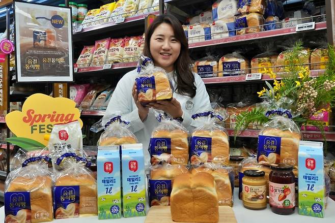 서울시 송파구에 위치한 롯데마트 제타플렉스 잠실점에서 김예린 식품PB개발팀 상품기획자(MD)가 '오늘좋은 숨결통식빵'을 홍보하고 있다. 롯데마트·슈퍼 제공