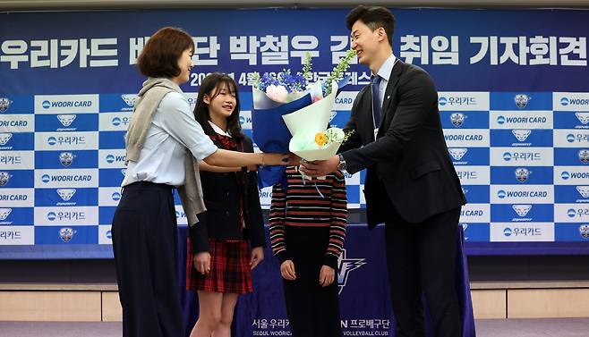 박철우 우리카드 배구단 신임 감독이 16일 서울 중구 한국프레스센터에서 열린 감독 취임 기자회견에서 부인 신혜인 전 선수를 비롯한 가족들이 전달하는 꽃다발을 받고 있다. 뉴시스