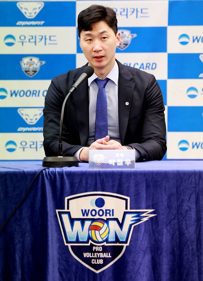 박철우 우리카드 배구단 신임 감독이 16일 서울 중구 한국프레스센터에서 열린 감독 취임 기자회견에서 취재진 질문에 답하고 있다. 뉴스1