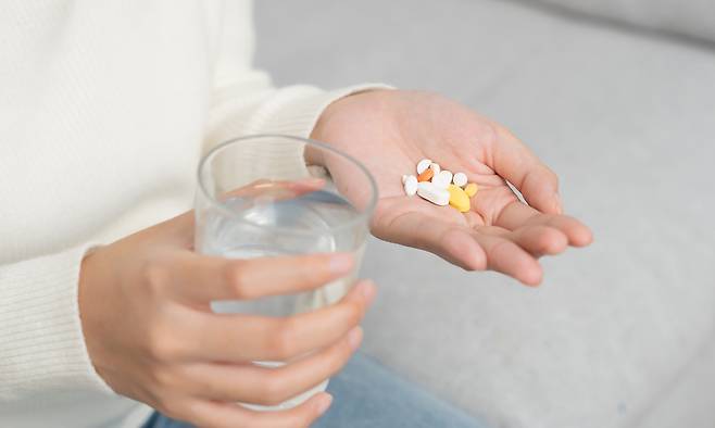 16일 건강보험심사평가원이 보건복지부에 제출한 ‘보건의료 질’에 따르면 2024년 45세 이상 환자 중 26%가 서로 다른 약물 5∼9개를 만성 처방받은 것으로 나타났다. 게티이미지뱅크