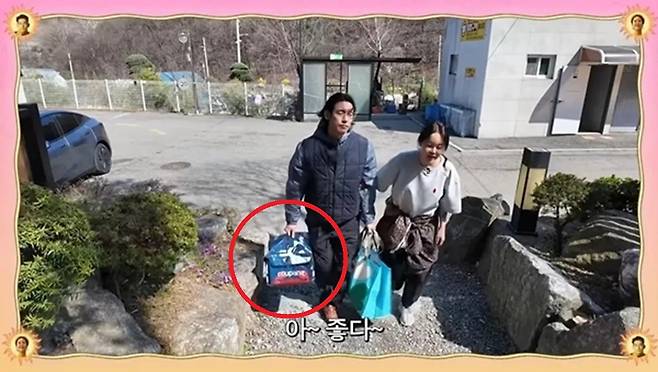 가수 백지영 측이 캠핑을 떠나는 과정에서 쿠팡의 보냉 가방 프레시백(빨간 동그라미)을 개인 용도로 사용한 데 대해 지난 13일 사과했다. 최초 유튜브 채널에 올라왔을 당시 포함된 이 장면은 이후 편집됐다. 유튜브 채널 ‘Baek Z Young’ 영상 캡처