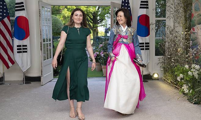 한복 입은 스틸 내정자 미국 도널드 트럼프 2기 행정부 첫 주한 미국대사로 13일(현지시간) 지명된 한국계 미셸 박 스틸(오른쪽·한국명 박은주) 전 연방 하원의원이 2023년 4월 백악관에서 열린 한·미 정상회담 환영 만찬에 한복을 입고 입장하고 있다. 연합뉴스