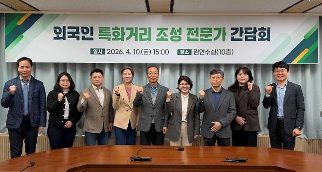 전남도가 이민정책·도시재생·경관·관광 등 분야 전문가들이 참석한 가운데 외국인 특화거리 조성 간담회를 열었다.