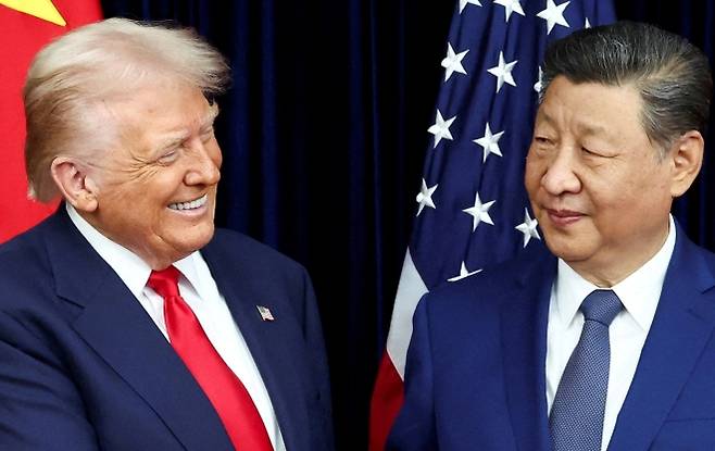 도널드 트럼프 미국 대통령과 시진핑 중국 국가주석이 지난해 10월 30일 부산에서 열린 아시아태평양경제협력체(APEC) 정상회의를 계기로 만나 대화하고 있다. 로이터 연합뉴스